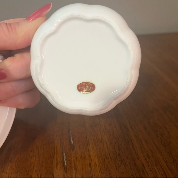 Bone China floral trinket box vintage from Taiwan. - Picture 8 of 8